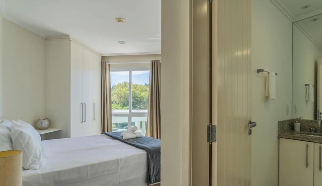 Beachfront Condominium w/Pool in Morro das Pedras - Pros
