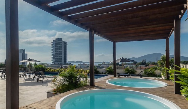 Estadia completa com piscina a 400m da Praia da Armação - SKL