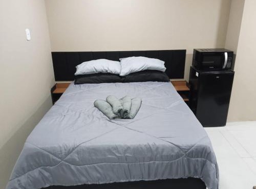 Suíte com cozinha e vaga na 25 de Agosto
