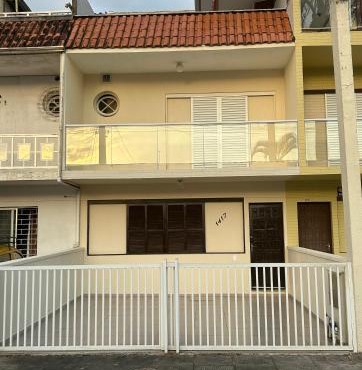 Sobrado triplex aconchegante a 500 metros da Praia Central de Guaratuba