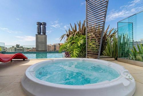 Batel Studio Rooftop Pool, Jacuzzi & Gym