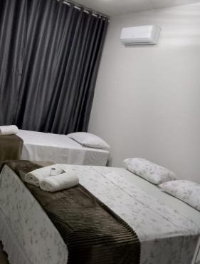 N 40 - Central com 2 quartos, ar condicionado e garagem