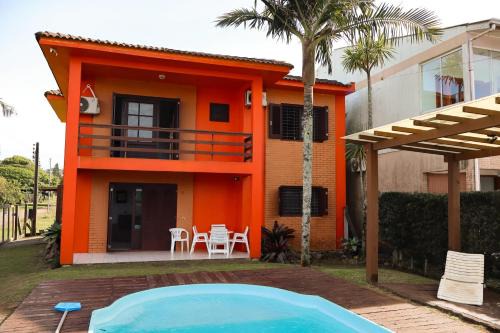 Casa com conforto e piscina em torres in Torres