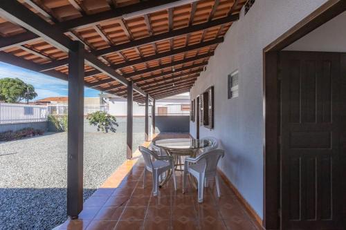 Casa com Churrasqueira e Rede a 210 m da Praia