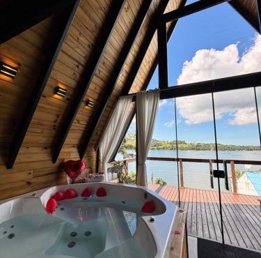 Chalé com Hidromassagem, Lareira e Piscina na Beira da Lagoa