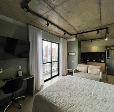 Studio 1502 com sacada, garagem e A/C