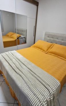 QUARTO TOP no CENTR0 com Cama Box de casal - acomoda até 2 pessoas - Home Office - WIFI - Smart TV com Apps Youtube - Cozinha - banheiro - Sala de Estar - Apto compartilhado com Anfitriões experientes em hospedar - Superhost no BnB 5 estrelas