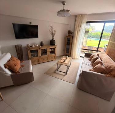 Alquilo departamento en complejo Village Golf