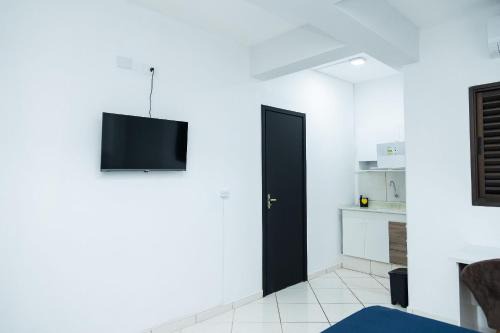 Loft Completo com Smart TV e Frigobar Compacto 08