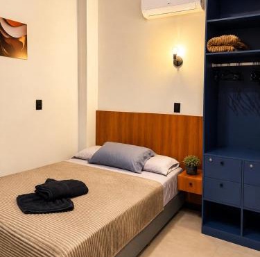 Studio Moderno e Novo - Cozinha Completa, Ar Condicionado e Wifi - Rápido Acesso ao Centro