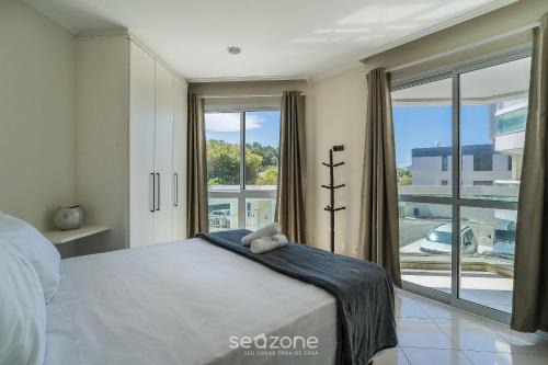Beachfront Condominium w/Pool in Morro das Pedras - PROs