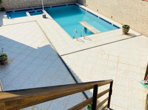 Casa com piscina e churrasqueira