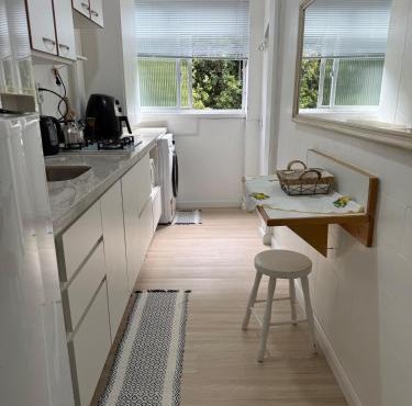 Modern and great location with parking space in J Lindóia