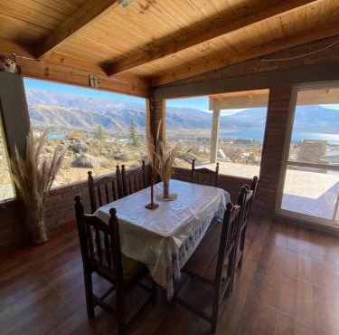 Casa en la montaña con gran vista al valle y lago