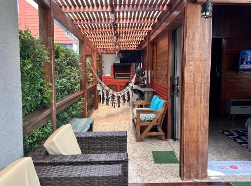 Chalé com PISCINA Privativa, com 2 QUARTOS, ESTACIONAMENTO em Condomínio com PORTARIA 24h, Sauna, Quadras, 3 PISCINAS no condomínio, Pesca e Parquinho Infantil - SmarTV na sala de estar, TV na área CHURRASQUEIRA, Wi-Fi e Cozinha Completa