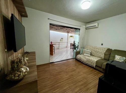 Casa com churrasqueira e ar para até 8 pessoas