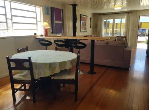 CASA FULL CENTRAL, 130m quadr, 9 Pessoas, Wi-Fi, 3 Qtos, Churrasqueira Interna, Cozinha-Sala Integrados, 2 Banheiros, Varanda, Jardim, Garagem Coberta 1 Carro, Estac Inter 3 Carros, Lareira de Alta Performance, Fogão de Ferro, Área nos Fundos