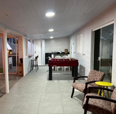 Casa de 2 dormitórios com piscina e quintal
