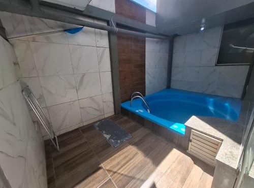 Apto Térreo Privativo com Piscina Ar condicionado e vaga de estacionamento em Itapema