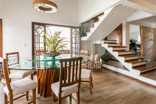 Casa Aconchego Jurerê Internacional,6 quartos , churrasqueira, piscina, 350m do mar