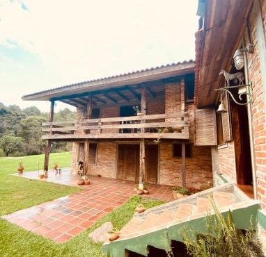 Chácara da Mainha - lazer e eventos a 30 km de Curitiba - Casa com 5 quartos 380m2 em 22 alqueires em meio a natureza preservada