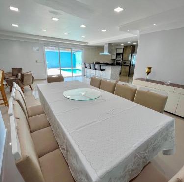 Casa Espaçosa com 5 Quartos Piscina Privativa 300m da Praia Ar condicionado em todos cômodos in São Sebastião