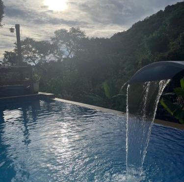 Refúgio com hidro, piscina e linda vista!
