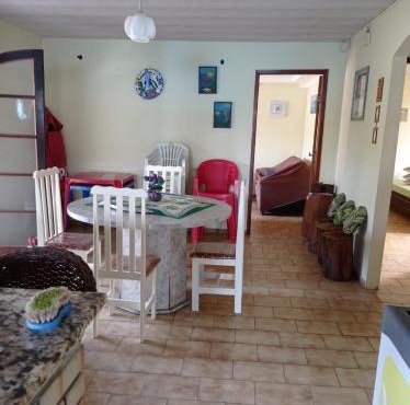 casa aconchegante com piscina e jardim