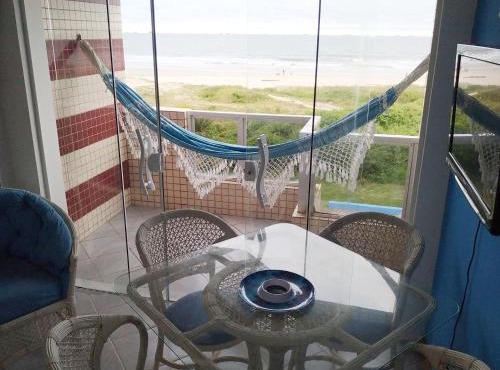 Apartamento de cobertura na beira mar e de frente para o mar. Vista maravilhosa.