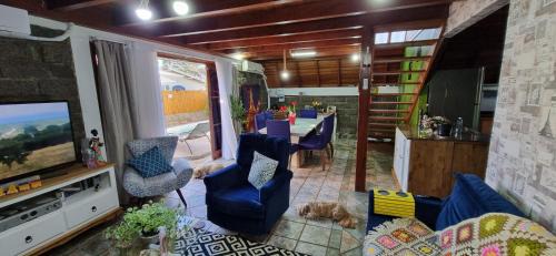 Chalé com piscina perto do mar