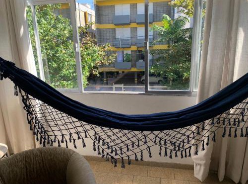 Apartamento Praia das Astúrias, 2 minutos de caminhada para praia, piscina, garagem demarcada, cama Queen