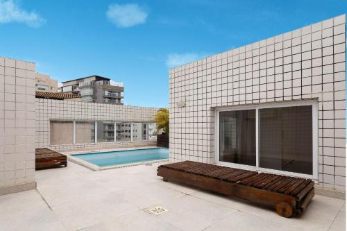 Beachfront triplex with rooftop pool on Astúrias Beach in Guarujá in Guarujá