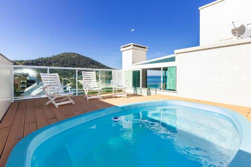 Solar das Ilhas 303 – Linda Cobertura Duplex com Piscina Privativa e Vista Panorâmica para o Mar de Quatro Ilhas.