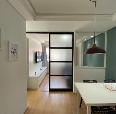 101- Lindo Apartamento Amplo e decorado, 2 quartos, sala, cozinha completa, mobiliario moderno, lavanderia , Excelente localização no bairro Bigorrilho