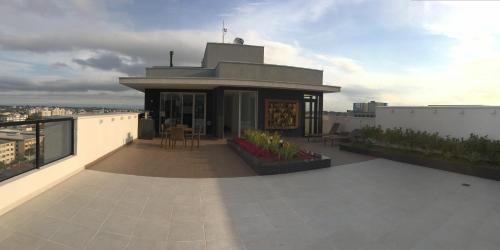 609-Apartamento Encantador, com 1 vaga de GARAGEM, Todo Mobiliado e Decorado, Edificio com Academia, Lavanderia, Excelente localização no Rebouças, Proximo ao Batel e Centro